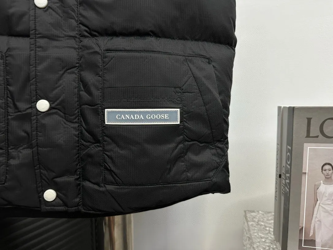 P480 [Canadagoose] Canada Goose White Label Glacier Down Vest Canada Goose's new "Northern Lights Series" down vest Canada Goose's new "Northern Lights" Northern Lights White Label down vest is now available! The light and layered colors give people the feeling of being trapped in the mist around icebergs and glaciers. It can be said to be very dreamy! Original YKK zipper, Size:XS-XXL